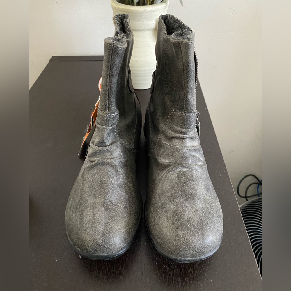 *Never Worn* Sporto Winter booties-size 6.5